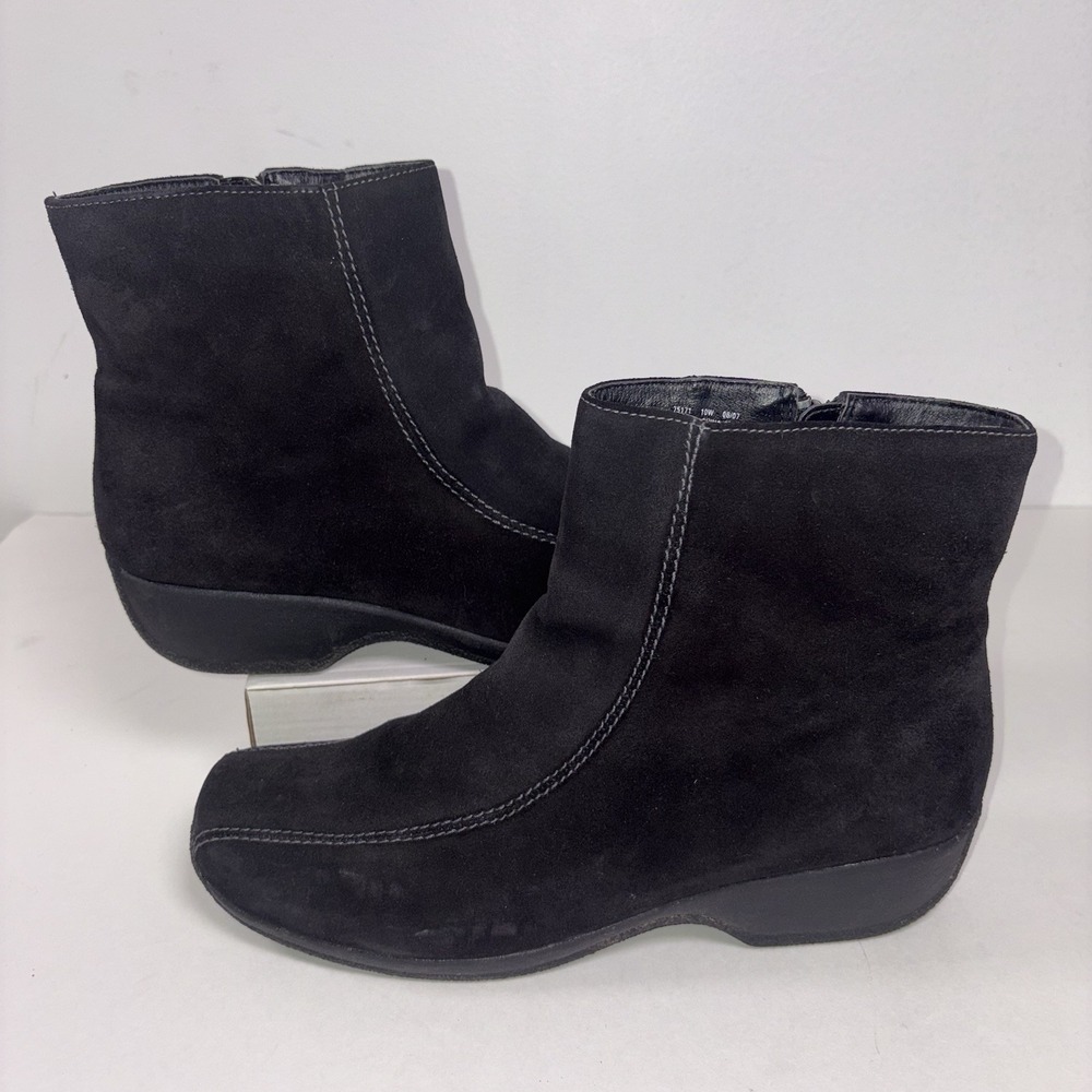 Clarks Women's Black Suede Leather Ankle Boots Booties. Size 10M